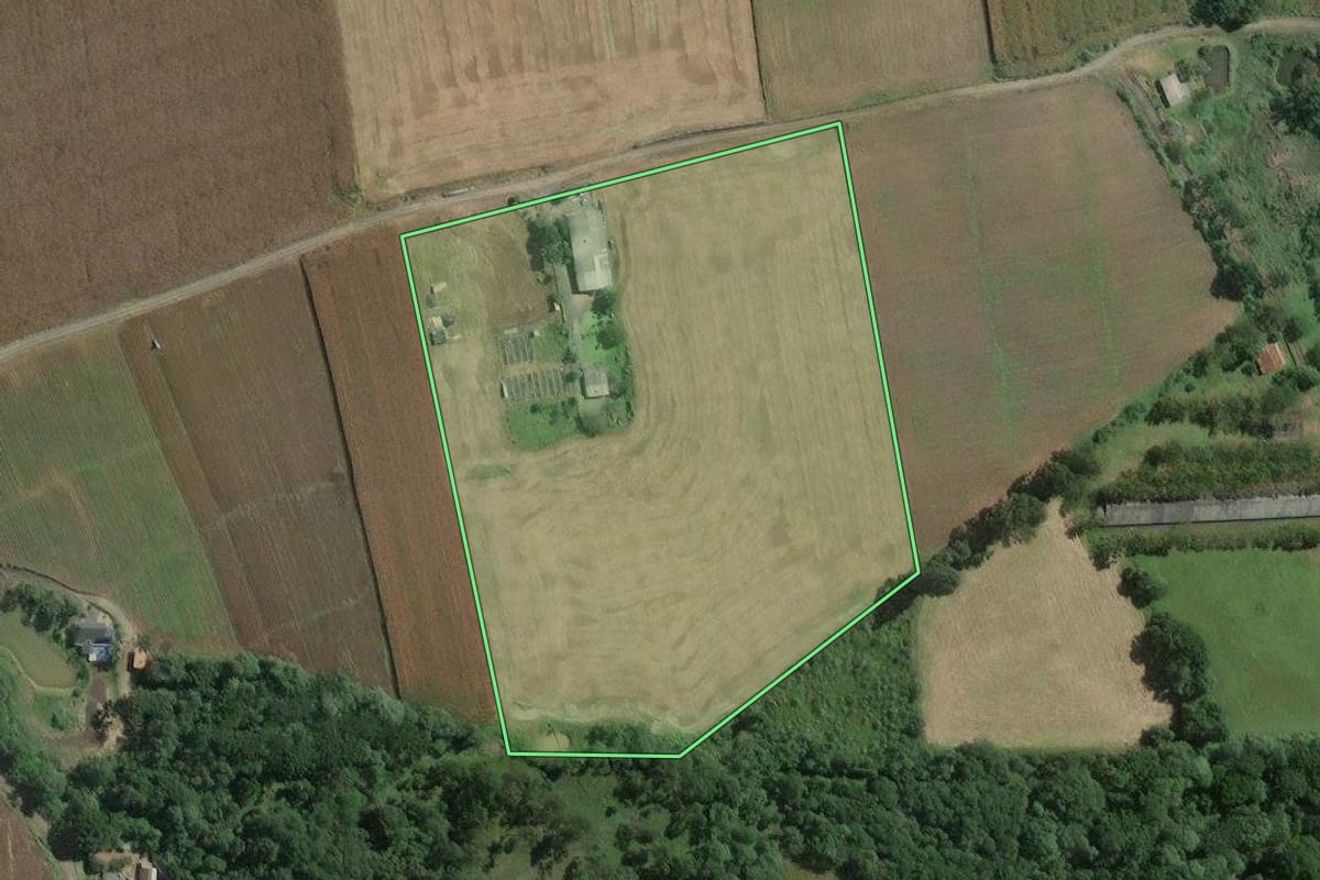 Imagem de satélite do imóvel rural em Itaiópolis (SC), com o contorno declarado no CAR desenhado por cima.
