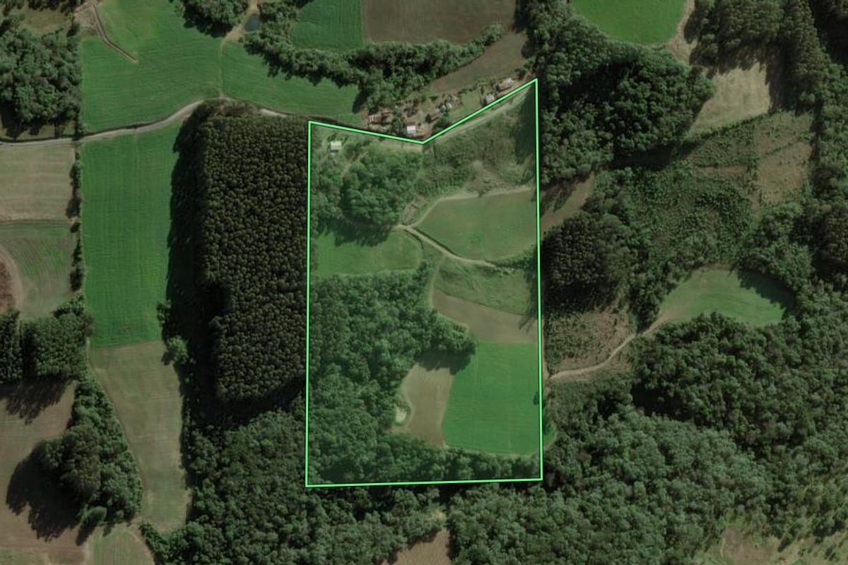 Imagem de satélite do imóvel rural em Itaiópolis (SC), com o contorno declarado no CAR desenhado por cima.