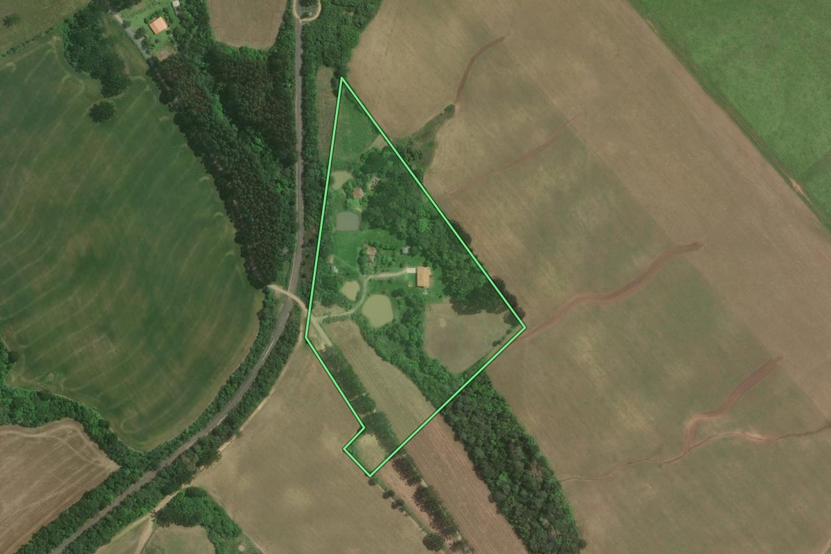 Imagem de satélite do imóvel rural em Itaiópolis (SC), com o contorno declarado no CAR desenhado por cima.