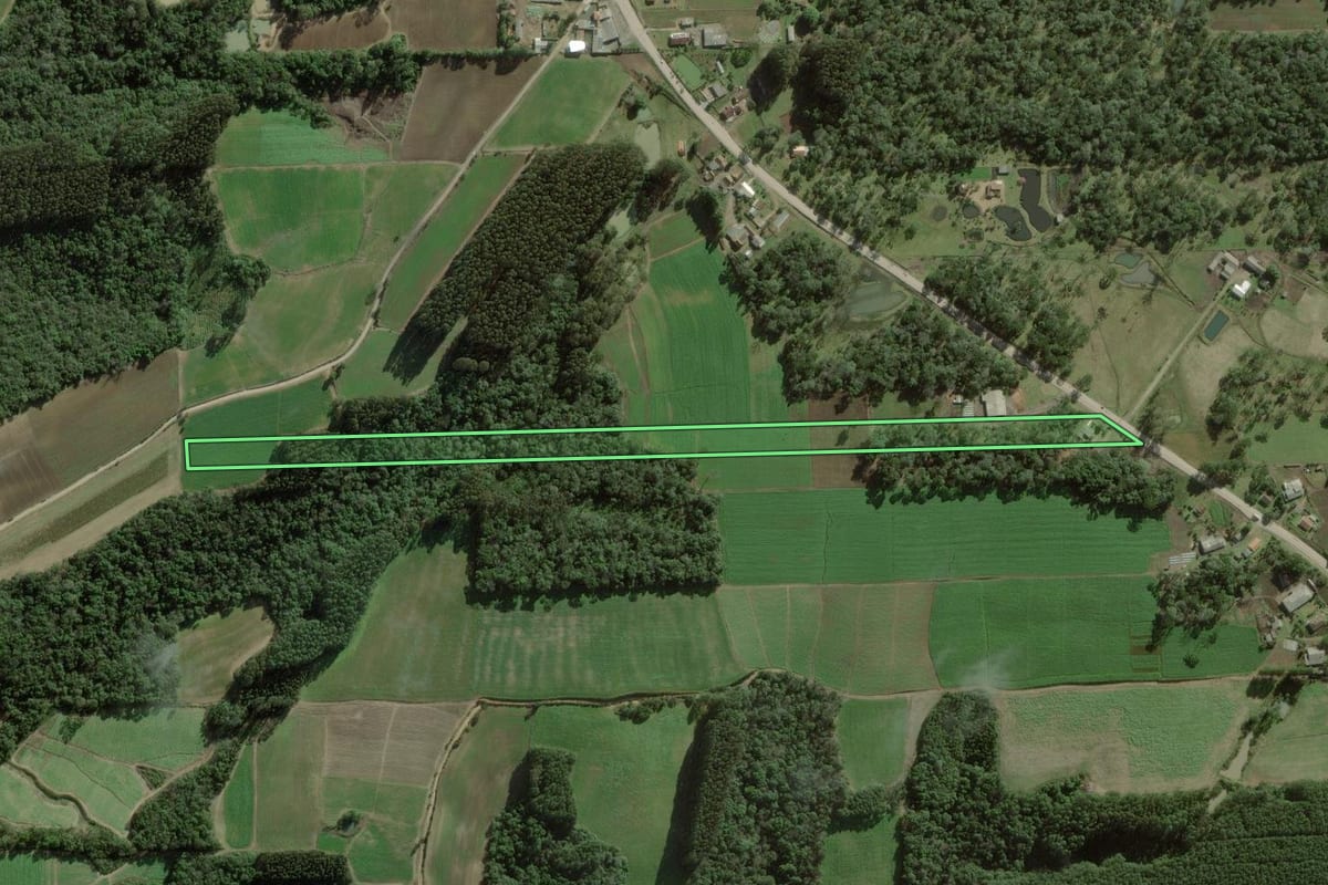 Imagem de satélite do imóvel rural em Itaiópolis (SC), com o contorno declarado no CAR desenhado por cima.