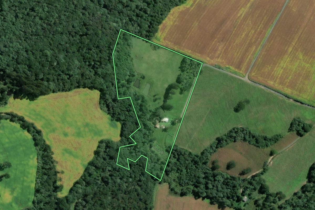 Imagem de satélite do imóvel rural em Itaiópolis (SC), com o contorno declarado no CAR desenhado por cima.