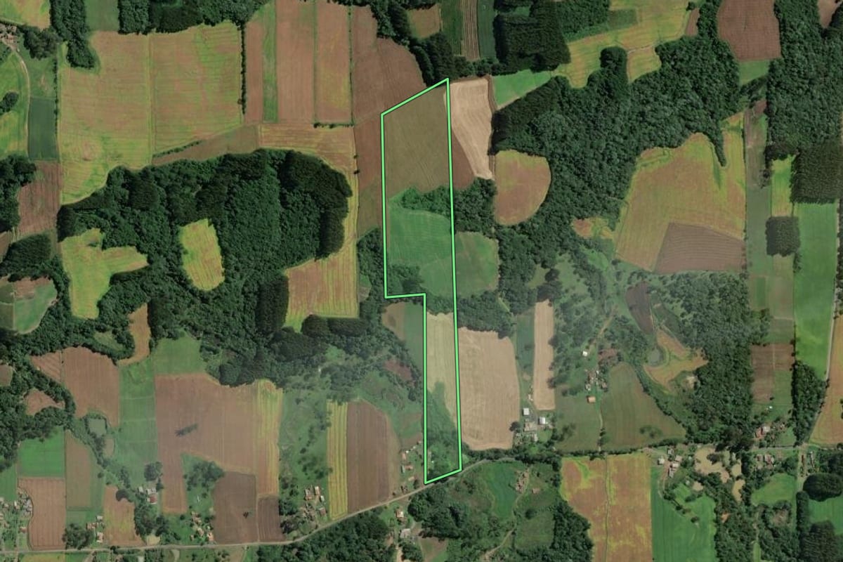 Imagem de satélite do imóvel rural em Itaiópolis (SC), com o contorno declarado no CAR desenhado por cima.