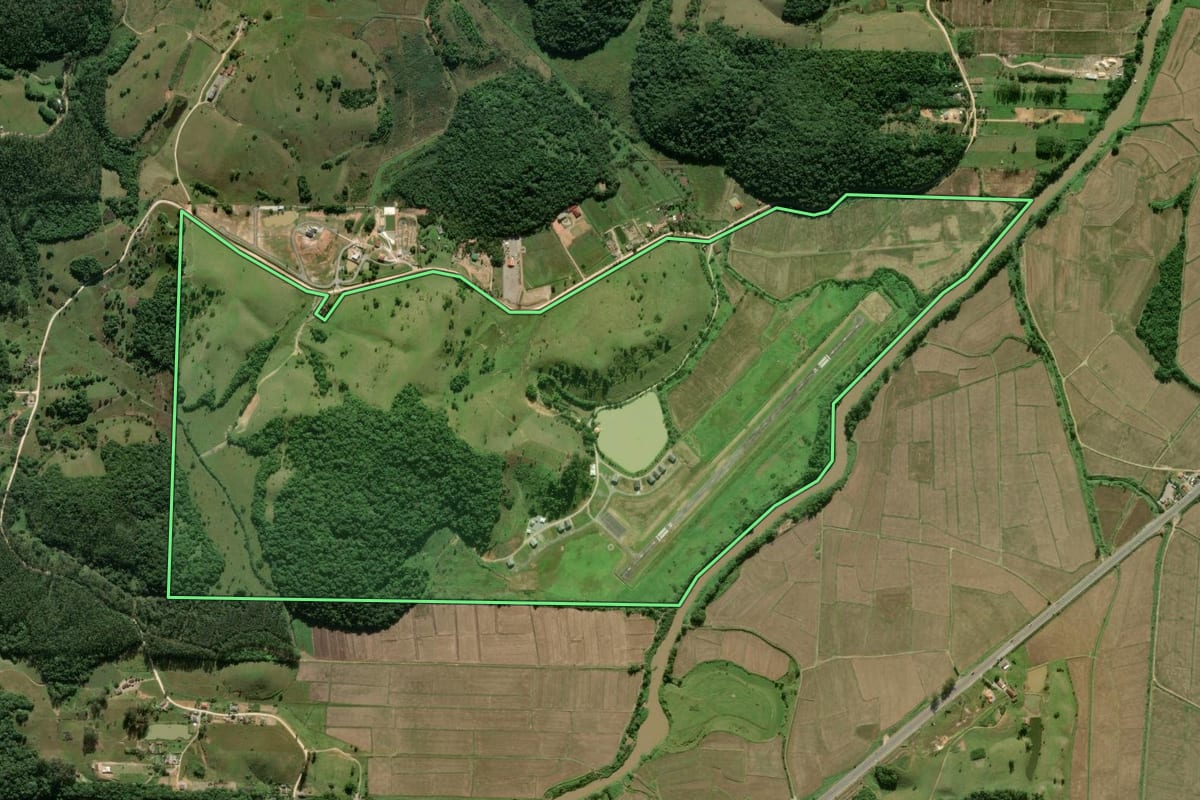 Imagem de satélite do imóvel rural em Itajaí (SC), com o contorno declarado no CAR desenhado por cima.