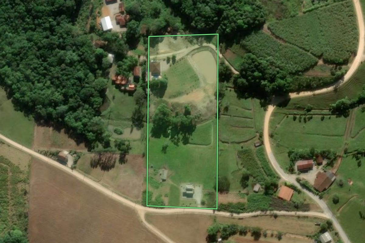 Imagem de satélite do imóvel rural em Itajaí (SC), com o contorno declarado no CAR desenhado por cima.