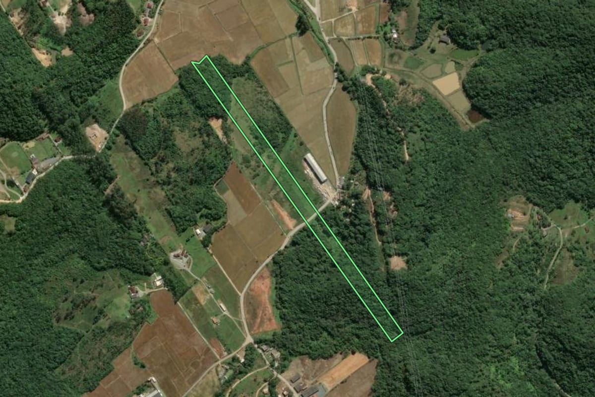 Imagem de satélite do imóvel rural em Itajaí (SC), com o contorno declarado no CAR desenhado por cima.