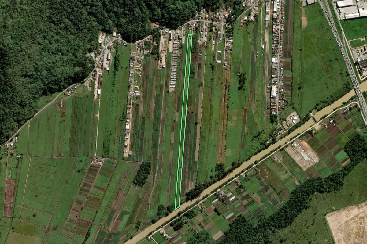 Imagem de satélite do imóvel rural em Itajaí (SC), com o contorno declarado no CAR desenhado por cima.