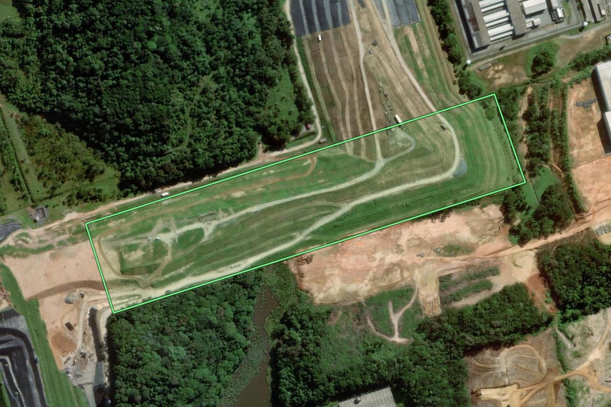 Imagem de satélite do imóvel rural em Itajaí (SC), com o contorno declarado no CAR desenhado por cima.
