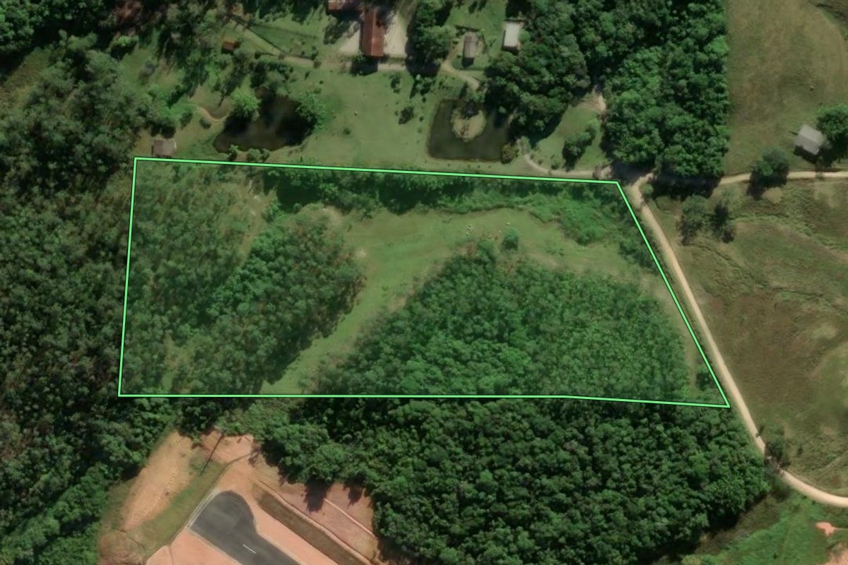Imagem de satélite do imóvel rural em Itajaí (SC), com o contorno declarado no CAR desenhado por cima.