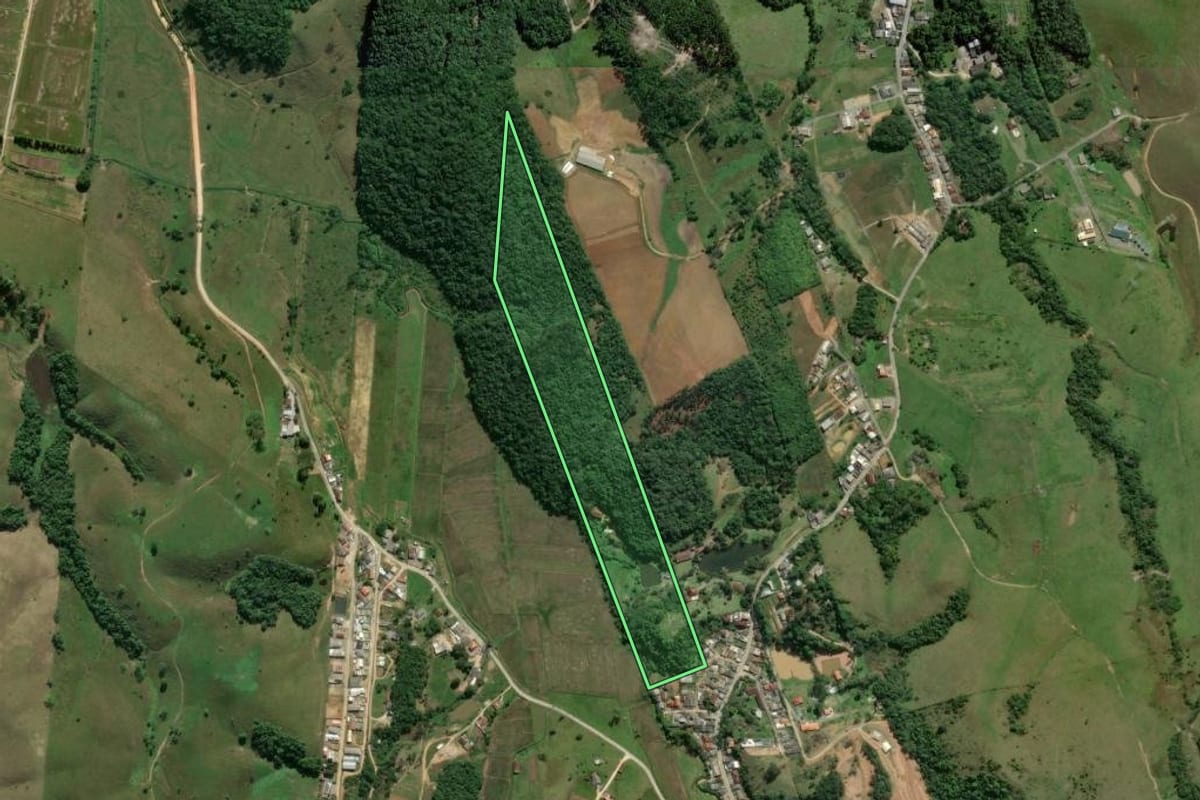 Imagem de satélite do imóvel rural em Itajaí (SC), com o contorno declarado no CAR desenhado por cima.