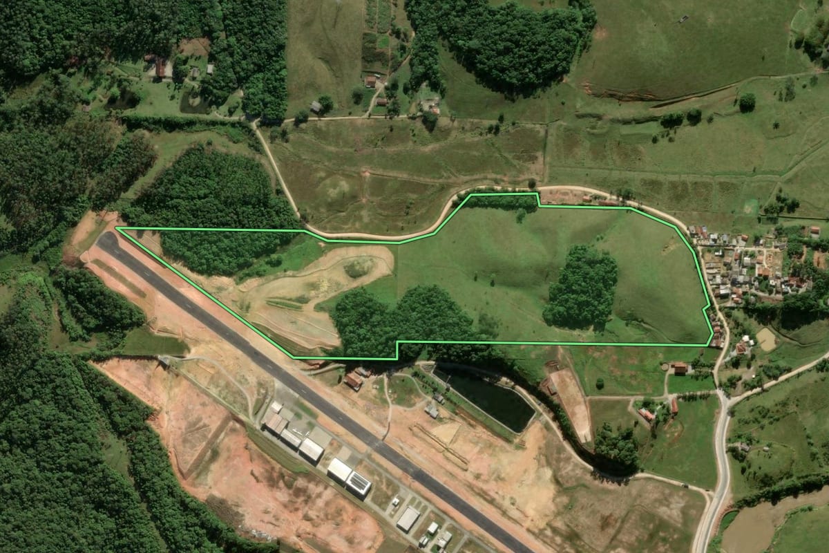 Imagem de satélite do imóvel rural em Itajaí (SC), com o contorno declarado no CAR desenhado por cima.