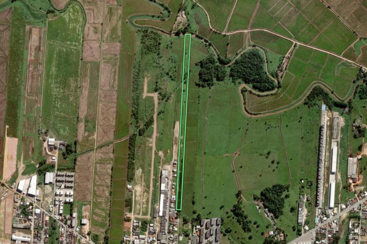 Imagem de satélite do imóvel rural em Itajaí (SC), com o contorno declarado no CAR desenhado por cima.