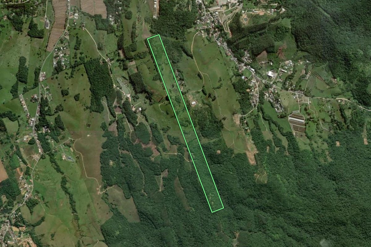 Imagem de satélite do imóvel rural em Itajaí (SC), com o contorno declarado no CAR desenhado por cima.
