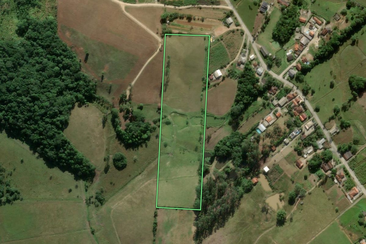 Imagem de satélite do imóvel rural em Itajaí (SC), com o contorno declarado no CAR desenhado por cima.