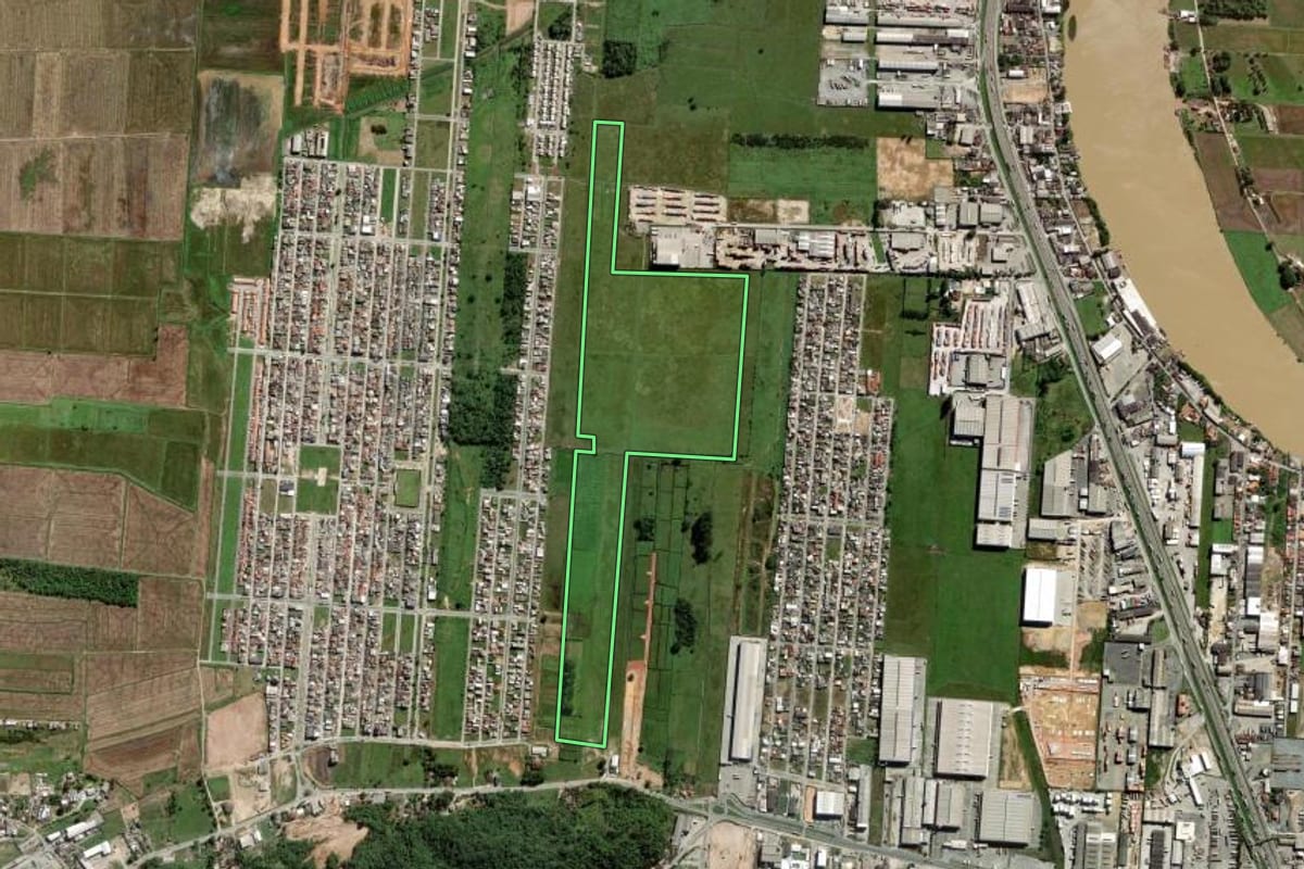 Imagem de satélite do imóvel rural em Itajaí (SC), com o contorno declarado no CAR desenhado por cima.
