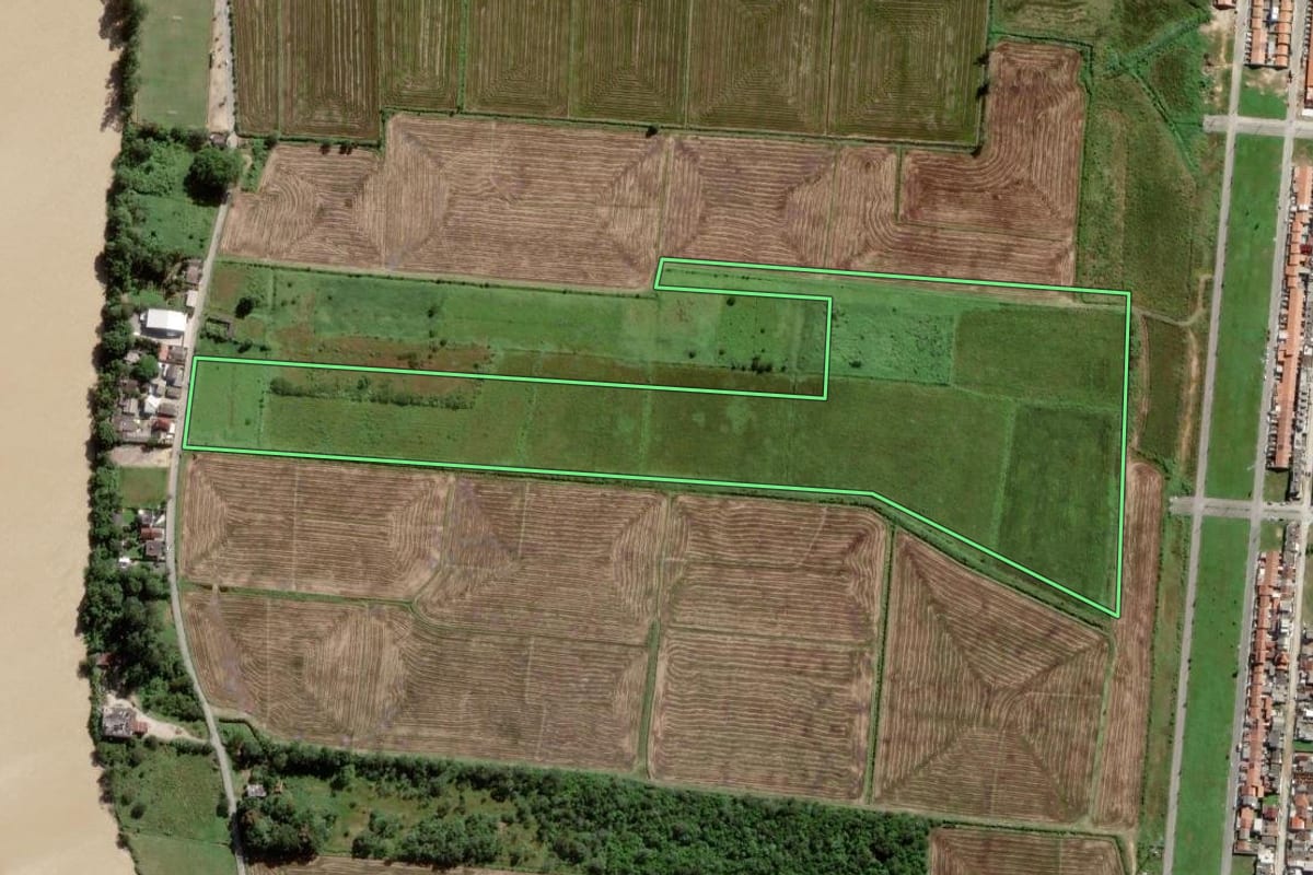 Imagem de satélite do imóvel rural em Itajaí (SC), com o contorno declarado no CAR desenhado por cima.