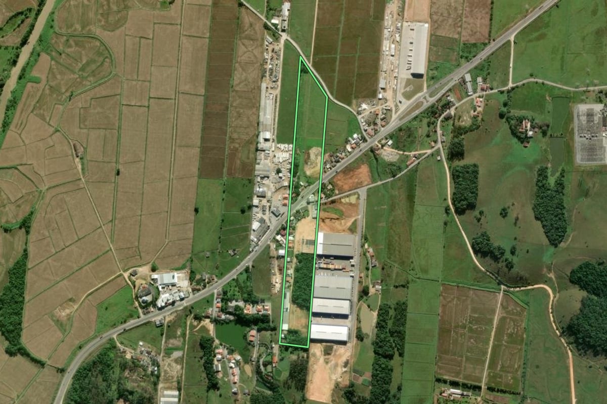 Imagem de satélite do imóvel rural em Itajaí (SC), com o contorno declarado no CAR desenhado por cima.