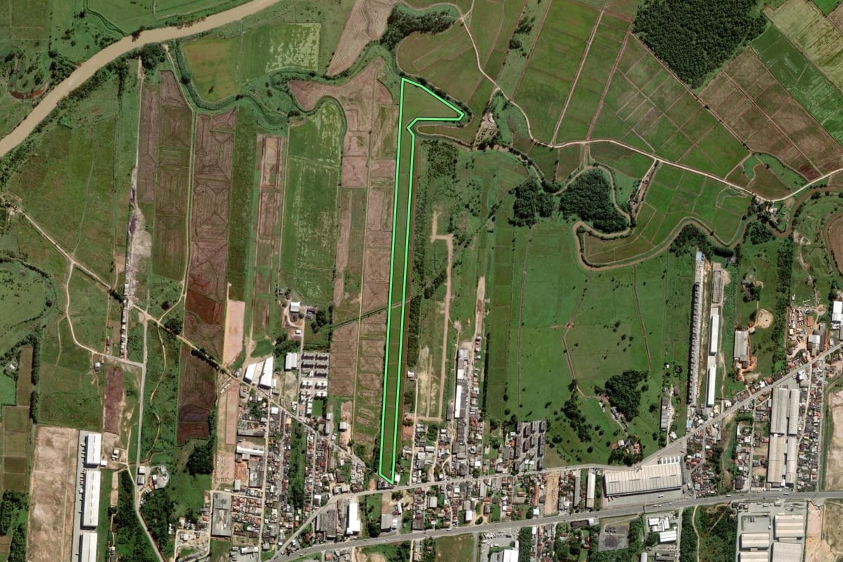 Imagem de satélite do imóvel rural em Itajaí (SC), com o contorno declarado no CAR desenhado por cima.