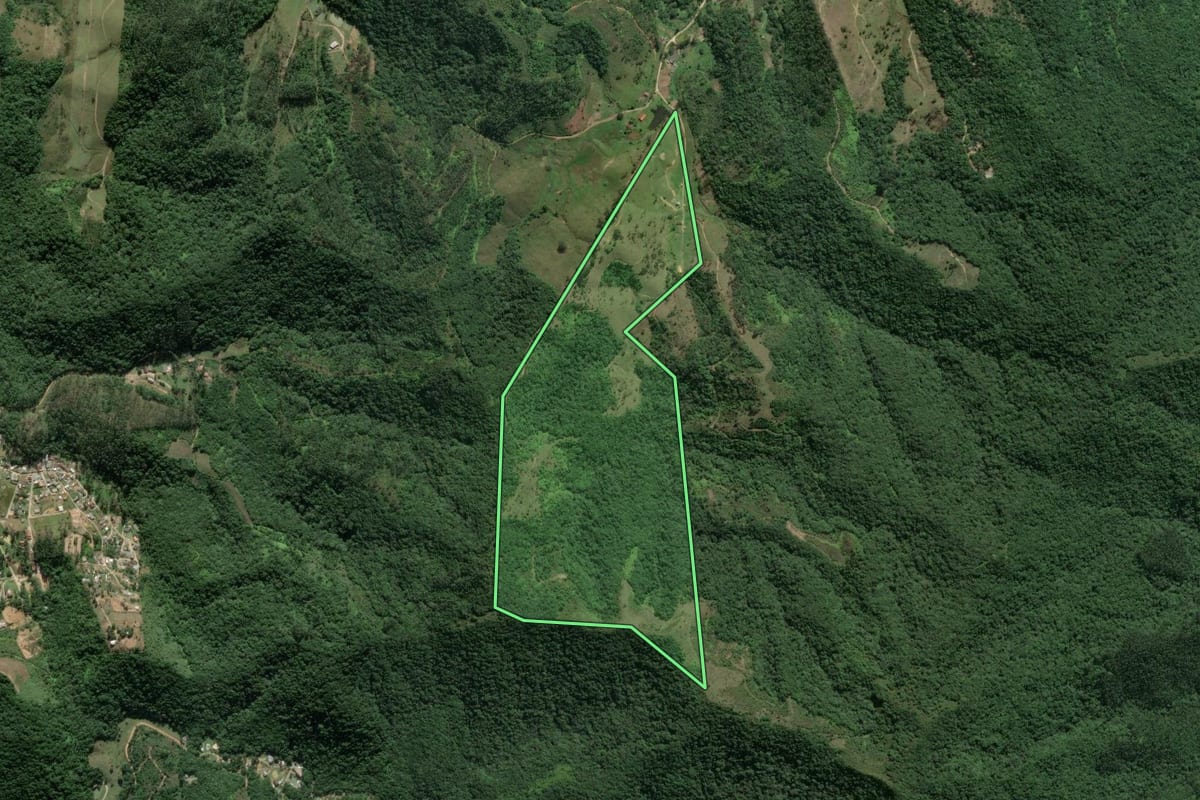 Imagem de satélite do imóvel rural em Itajaí (SC), com o contorno declarado no CAR desenhado por cima.