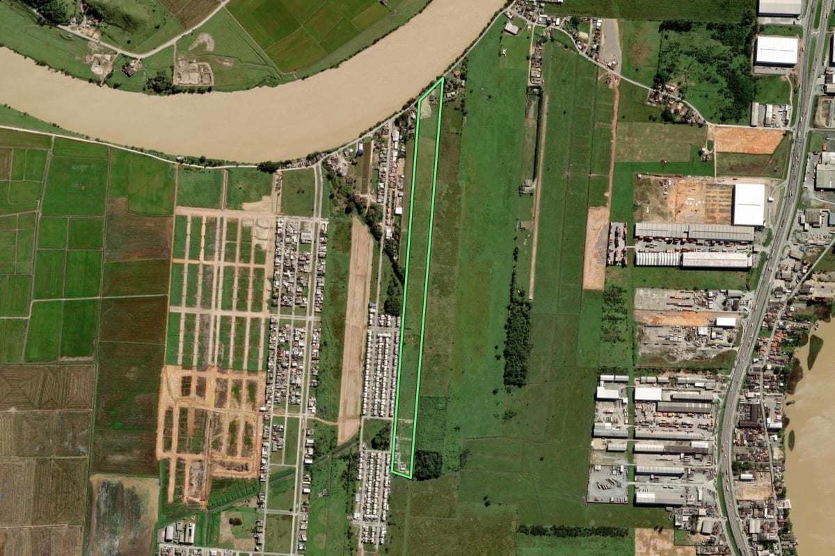 Imagem de satélite do imóvel rural em Itajaí (SC), com o contorno declarado no CAR desenhado por cima.