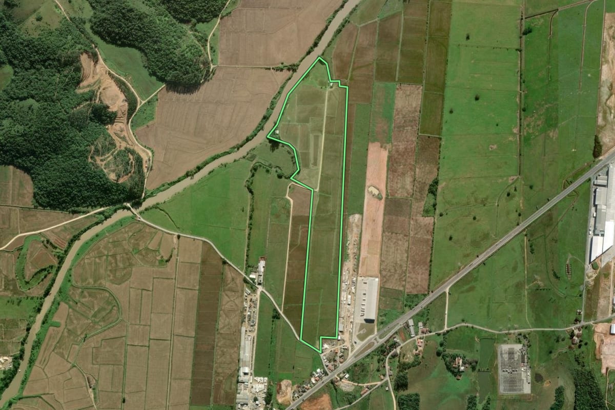 Imagem de satélite do imóvel rural em Itajaí (SC), com o contorno declarado no CAR desenhado por cima.