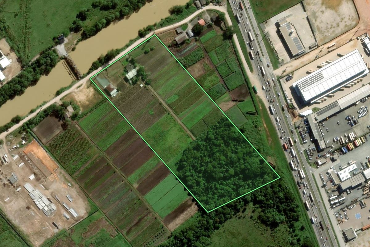 Imagem de satélite do imóvel rural em Itajaí (SC), com o contorno declarado no CAR desenhado por cima.