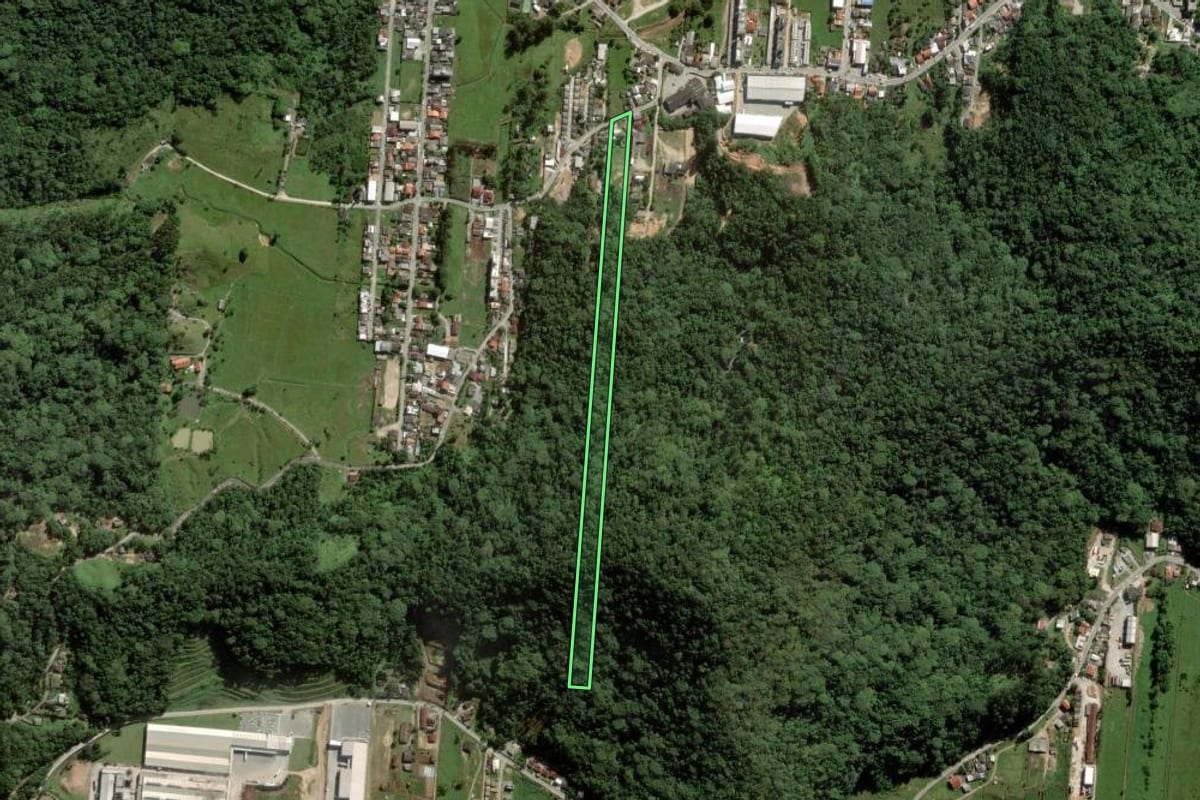 Imagem de satélite do imóvel rural em Itajaí (SC), com o contorno declarado no CAR desenhado por cima.