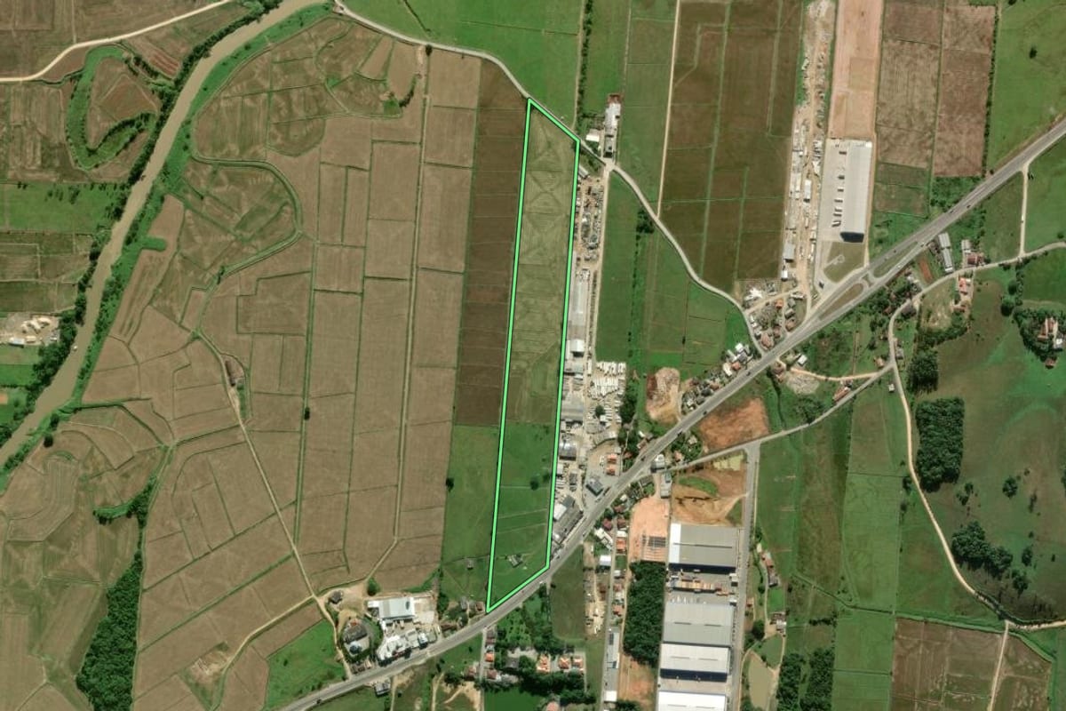 Imagem de satélite do imóvel rural em Itajaí (SC), com o contorno declarado no CAR desenhado por cima.