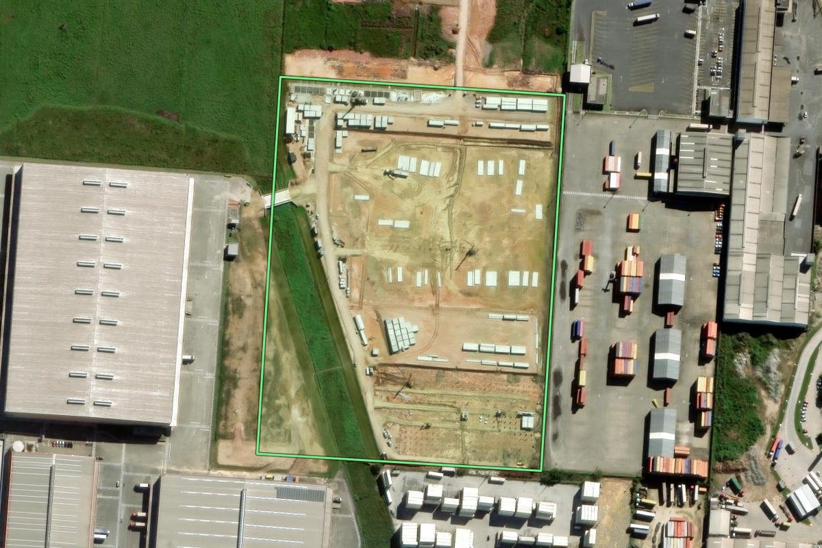 Imagem de satélite do imóvel rural em Itajaí (SC), com o contorno declarado no CAR desenhado por cima.