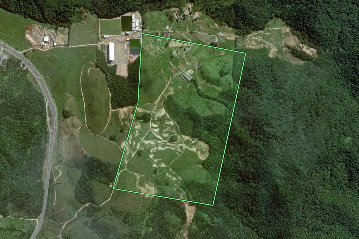 Imagem de satélite do imóvel rural em Itajaí (SC), com o contorno declarado no CAR desenhado por cima.