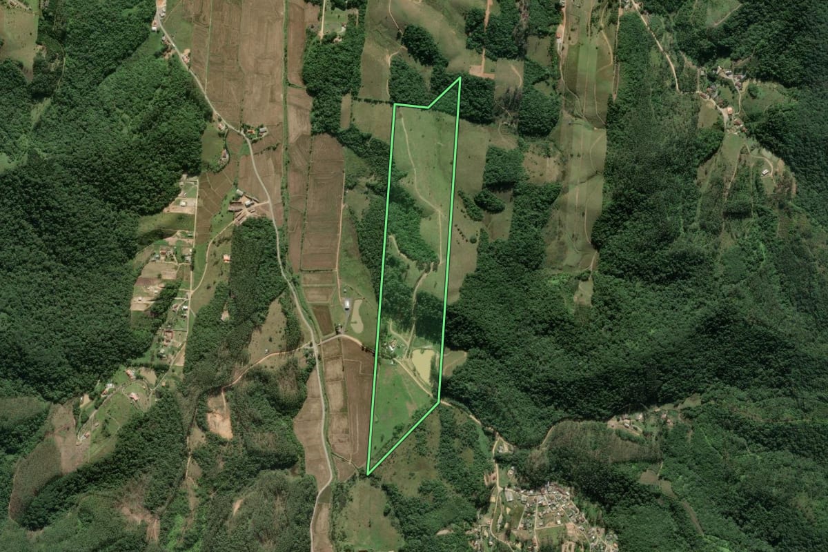 Imagem de satélite do imóvel rural em Itajaí (SC), com o contorno declarado no CAR desenhado por cima.