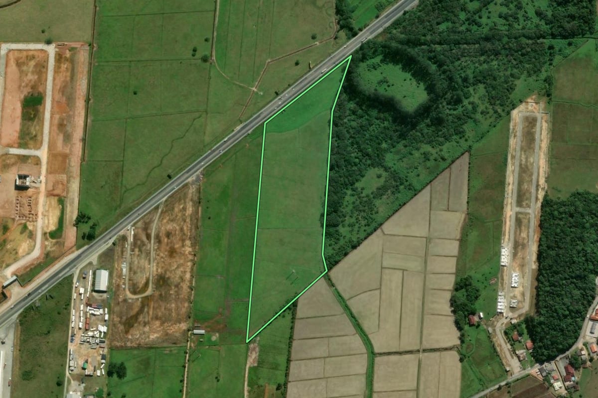 Imagem de satélite do imóvel rural em Itajaí (SC), com o contorno declarado no CAR desenhado por cima.