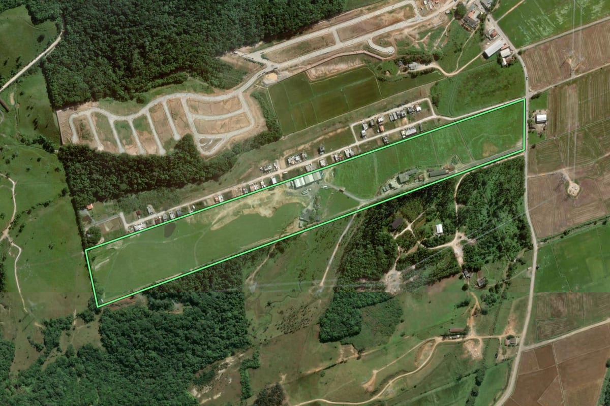 Imagem de satélite do imóvel rural em Itajaí (SC), com o contorno declarado no CAR desenhado por cima.