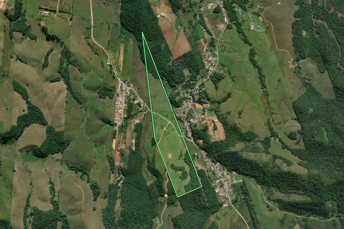 Imagem de satélite do imóvel rural em Itajaí (SC), com o contorno declarado no CAR desenhado por cima.