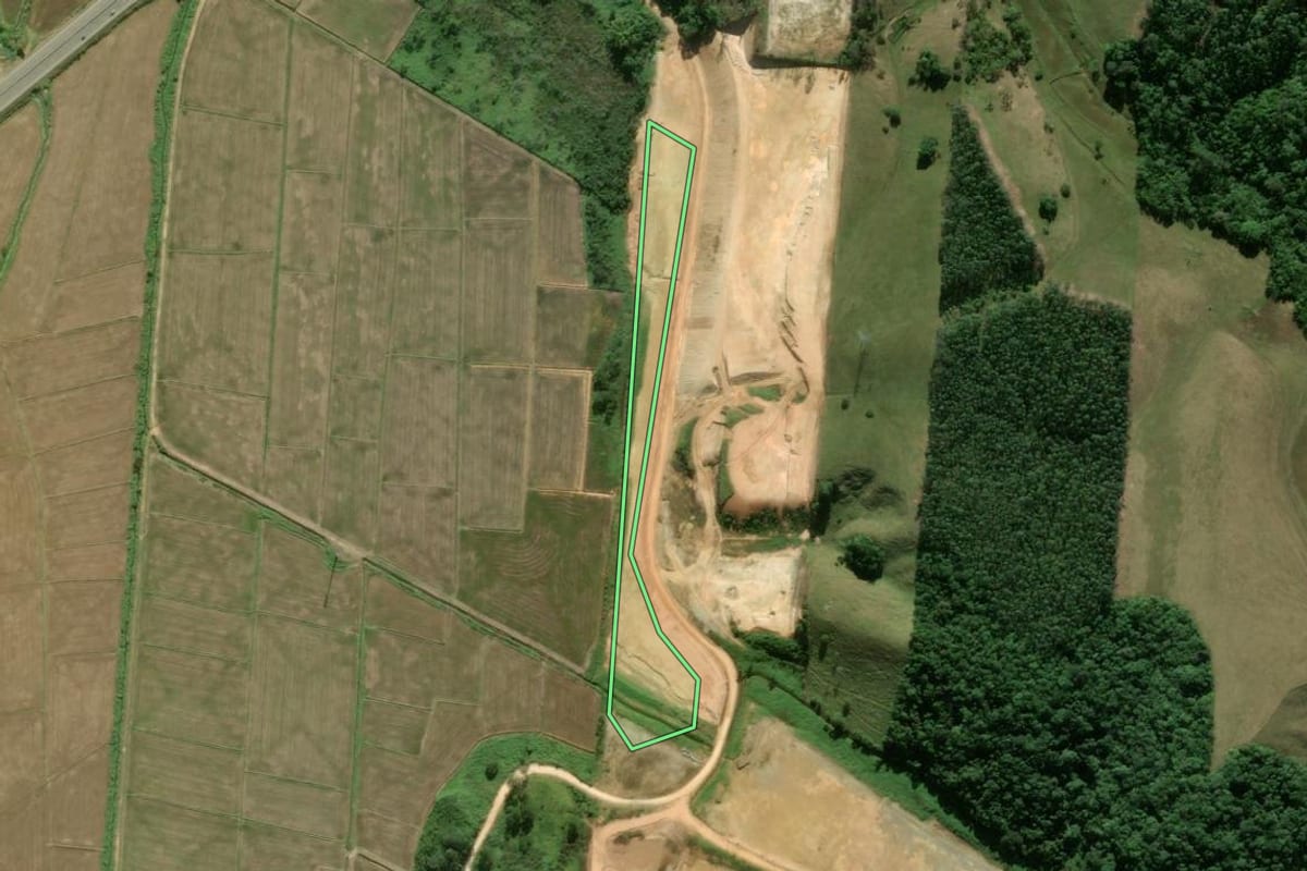 Imagem de satélite do imóvel rural em Itajaí (SC), com o contorno declarado no CAR desenhado por cima.
