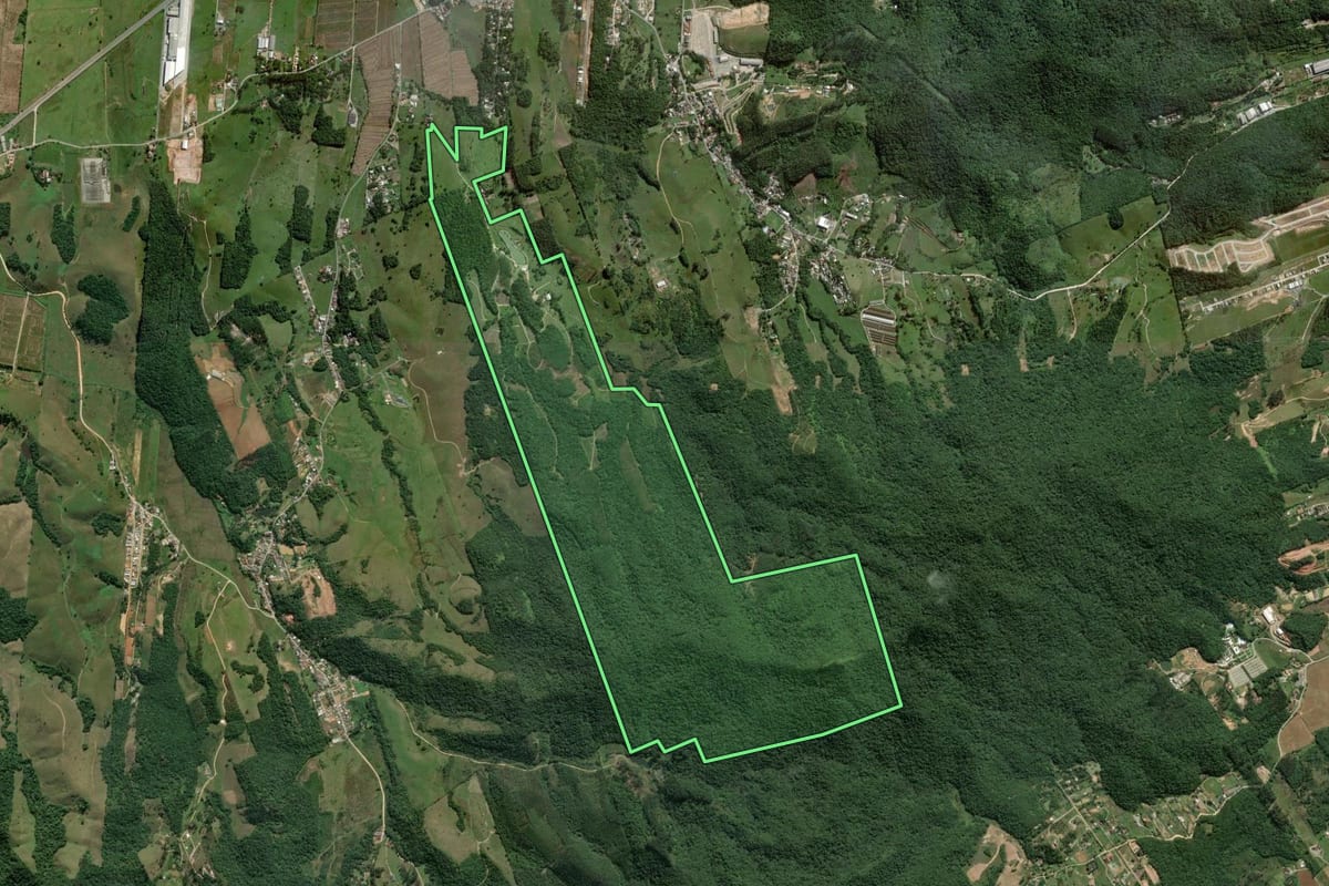 Imagem de satélite do imóvel rural em Itajaí (SC), com o contorno declarado no CAR desenhado por cima.