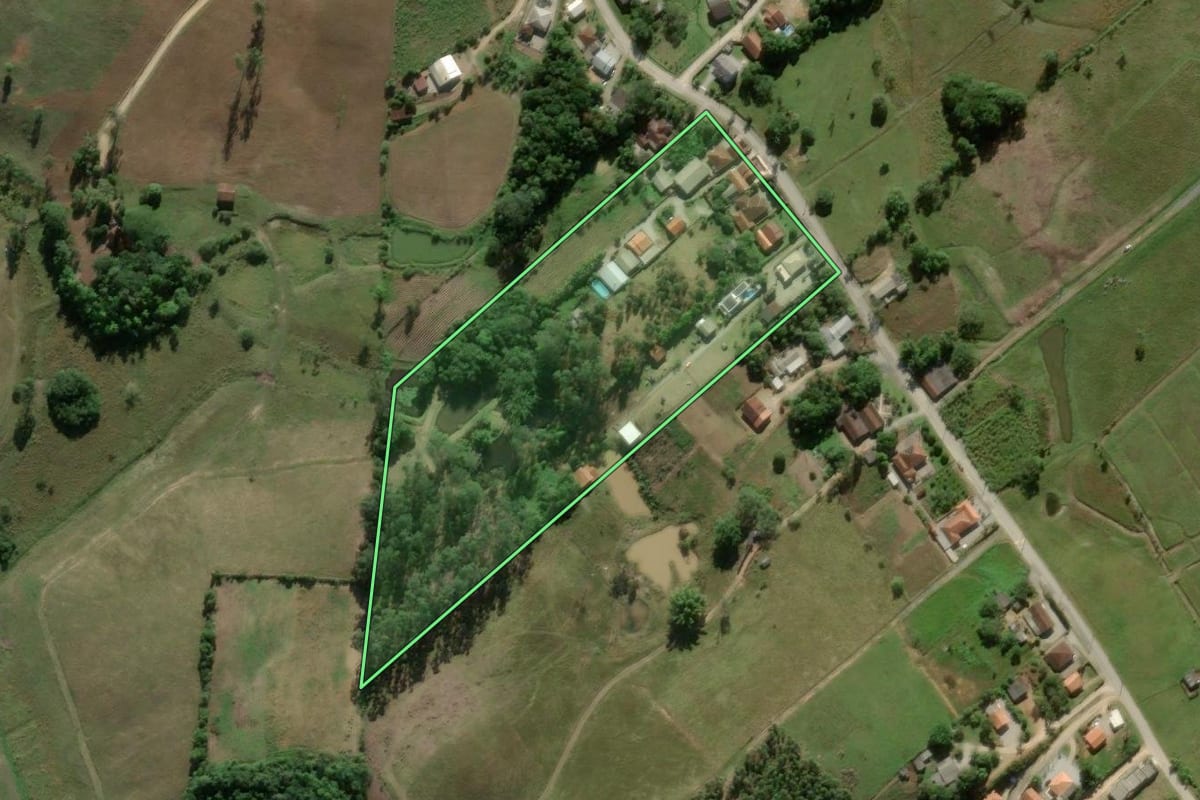 Imagem de satélite do imóvel rural em Itajaí (SC), com o contorno declarado no CAR desenhado por cima.