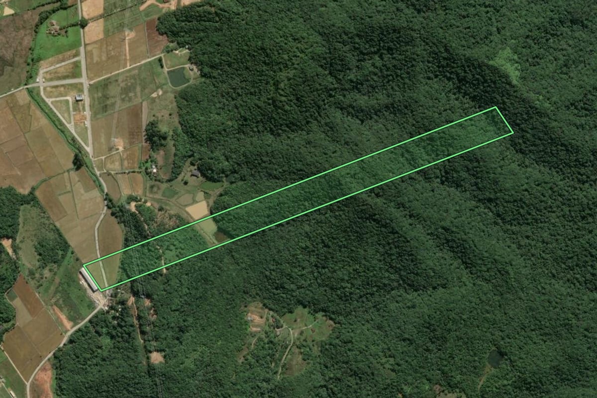 Imagem de satélite do imóvel rural em Itajaí (SC), com o contorno declarado no CAR desenhado por cima.