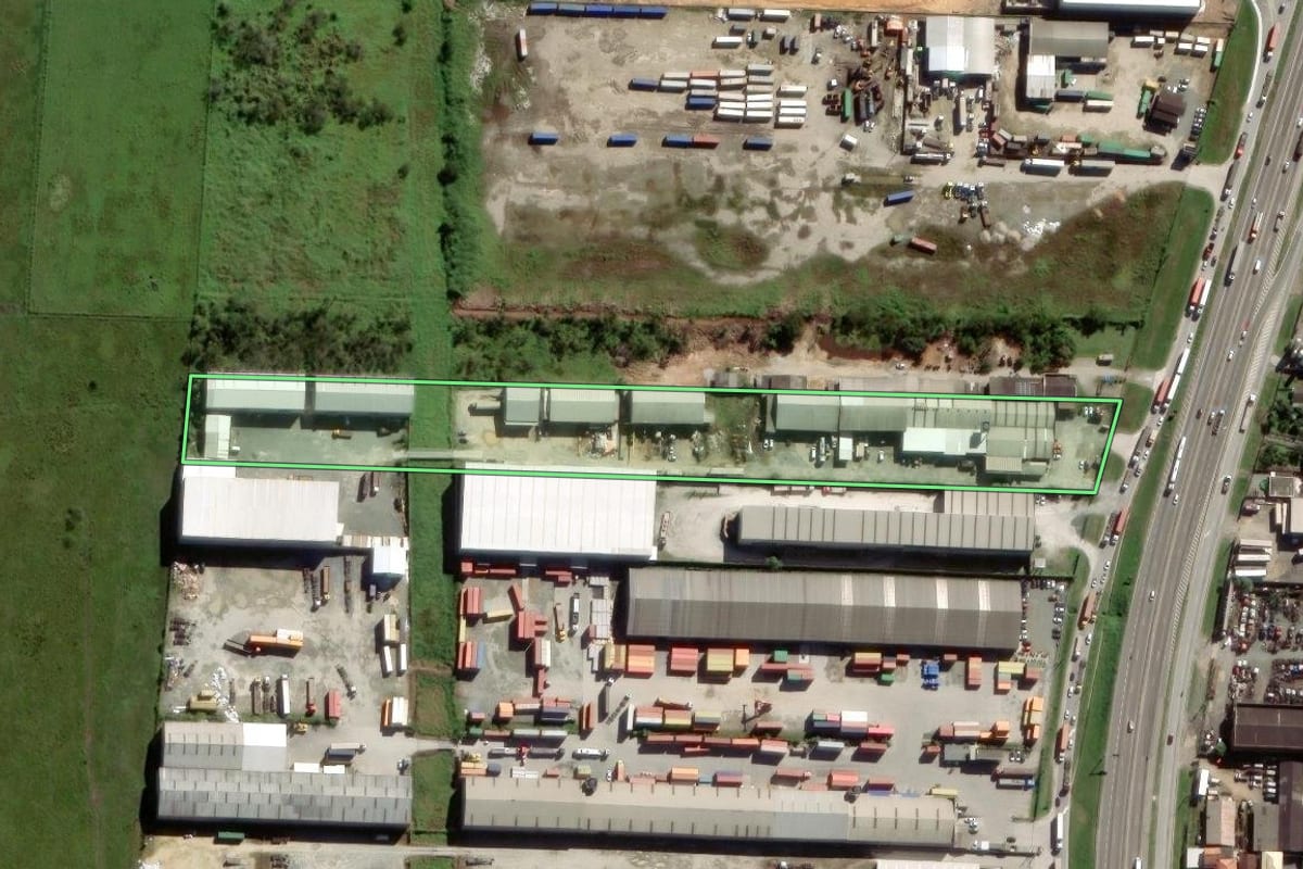 Imagem de satélite do imóvel rural em Itajaí (SC), com o contorno declarado no CAR desenhado por cima.