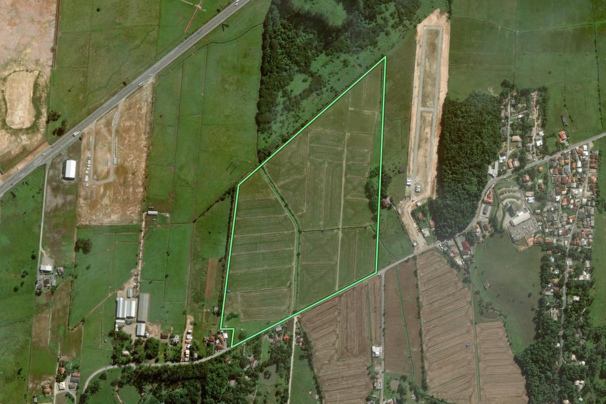 Imagem de satélite do imóvel rural em Itajaí (SC), com o contorno declarado no CAR desenhado por cima.