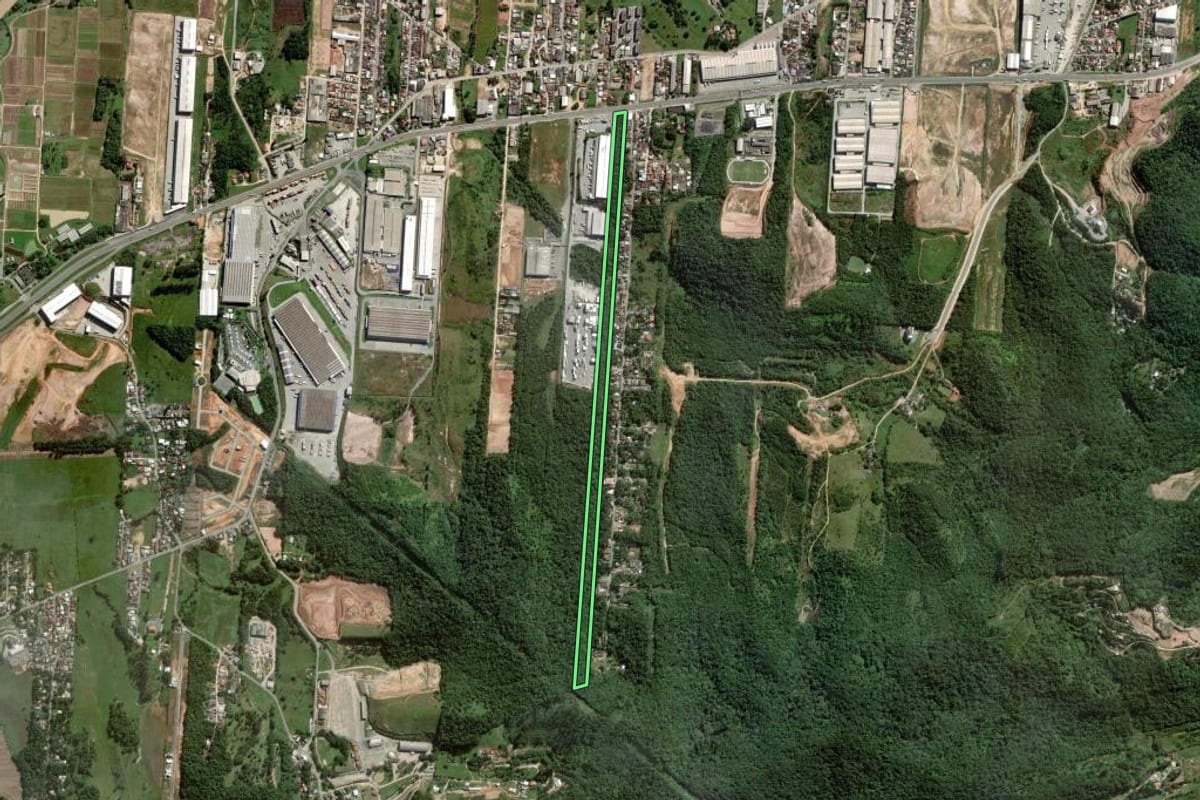 Imagem de satélite do imóvel rural em Itajaí (SC), com o contorno declarado no CAR desenhado por cima.