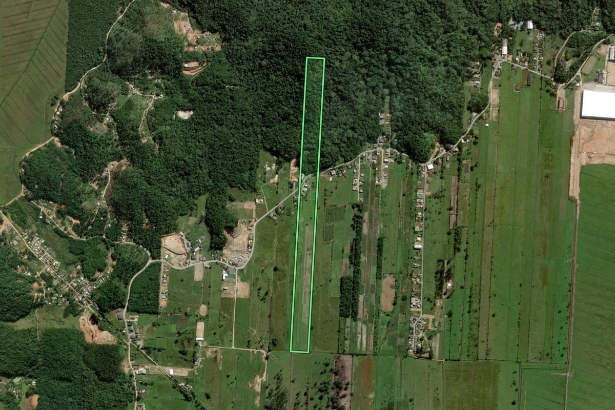Imagem de satélite do imóvel rural em Itajaí (SC), com o contorno declarado no CAR desenhado por cima.