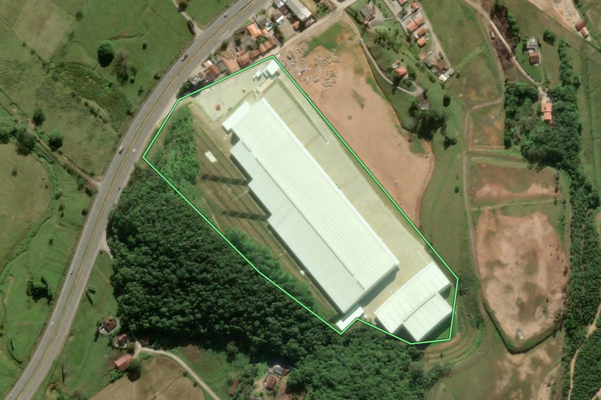 Imagem de satélite do imóvel rural em Itajaí (SC), com o contorno declarado no CAR desenhado por cima.
