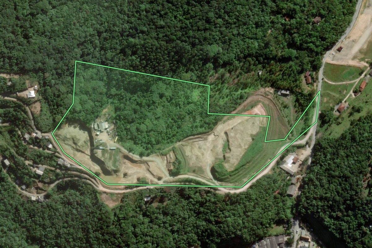 Imagem de satélite do imóvel rural em Itajaí (SC), com o contorno declarado no CAR desenhado por cima.