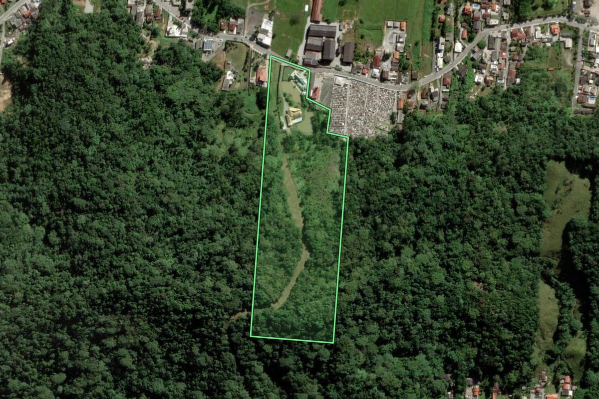 Imagem de satélite do imóvel rural em Itajaí (SC), com o contorno declarado no CAR desenhado por cima.