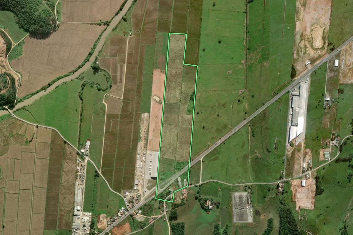 Imagem de satélite do imóvel rural em Itajaí (SC), com o contorno declarado no CAR desenhado por cima.