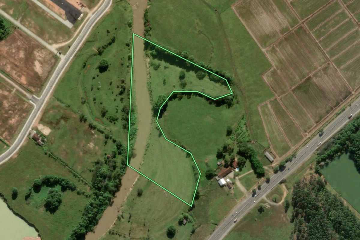 Imagem de satélite do imóvel rural em Itajaí (SC), com o contorno declarado no CAR desenhado por cima.