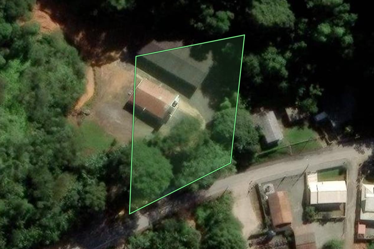 Imagem de satélite do imóvel rural em Itajaí (SC), com o contorno declarado no CAR desenhado por cima.