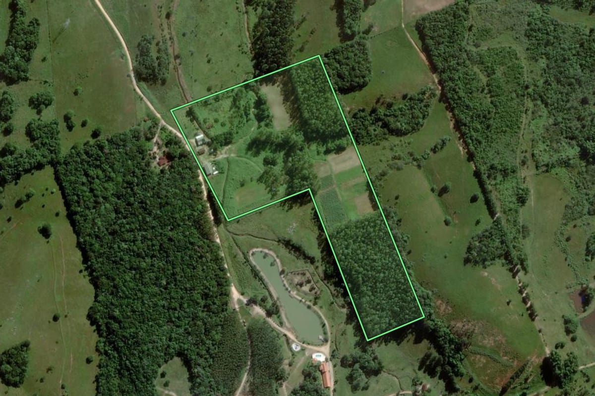 Imagem de satélite do imóvel rural em Itajaí (SC), com o contorno declarado no CAR desenhado por cima.