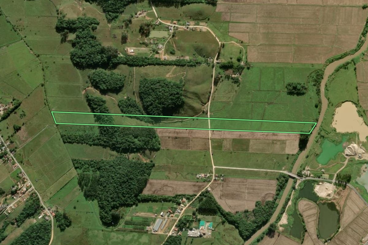 Imagem de satélite do imóvel rural em Itajaí (SC), com o contorno declarado no CAR desenhado por cima.
