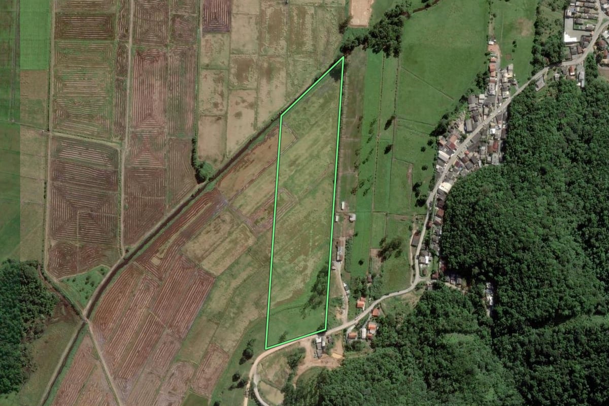 Imagem de satélite do imóvel rural em Itajaí (SC), com o contorno declarado no CAR desenhado por cima.
